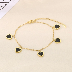 Dettaglio del bracciale placcato oro 18K con cinque ciondoli a cuore nero e catena regolabile