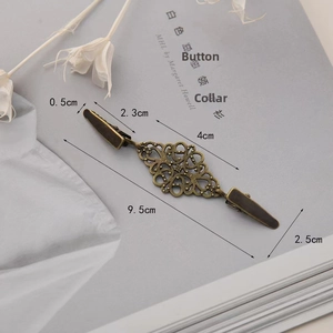 Dimensions du clip de cardigan en bronze antique avec motif floral sur fond artistique