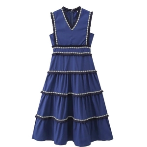 Robe à étages bleu marine à col en V avec détails de glands bohèmes et rubans géométriques