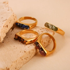 Ringe aus 18K vergoldetem Edelstahl mit bunten Intarsien aus natürlichen Steinen