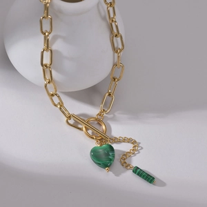 Collier double couche plaqué or 14K avec pendentif coeur vert et fermoir cabestan