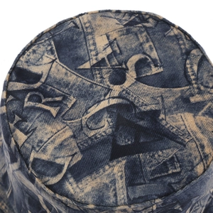 Bob en jean bleu marine avec imprimé lettres marron clair pour un style urbain