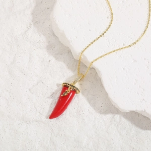 Vue détaillée du collier pendentif cornicello rouge de luxe avec oxydes de zirconium et or