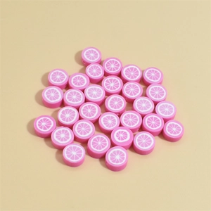 Détail de perles de 10mm en pâte polymère rose avec motif de pamplemousse pour bijoux DIY