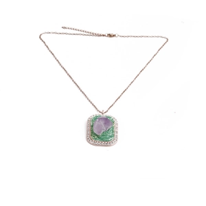 Dettaglio della collana in oro rosa con ciondolo quadrato in ametista grezza e strass