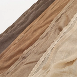 Bufanda de modal transpirable en tonos marrones y beige con textura de malla fina