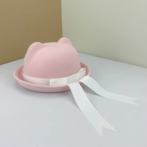 Detailansicht der rosa Katzenohr-Melone mit eleganten langen weißen Bandakzenten