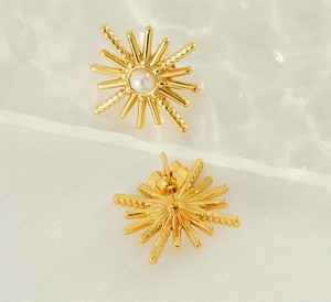 Détail de boucles d'oreilles perles soleil doré montrant le fermoir et la texture fine