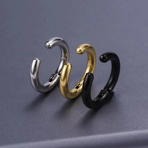Lot de trois ear cuffs minimalistes sans perçage en métal coloris argent, doré et noir mat