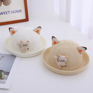 Détail de chapeaux de paille blanc et beige avec oreilles de chat et patch mignon