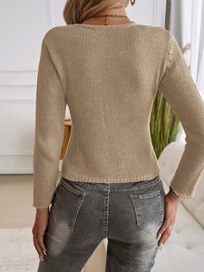 Vista posteriore di un maglione in maglia kaki a maniche lunghe con intagli