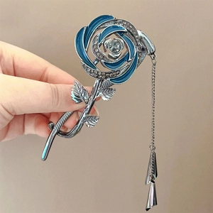 Pince à cheveux rose en émail bleu élégante avec glands argentés et accents de strass brillants