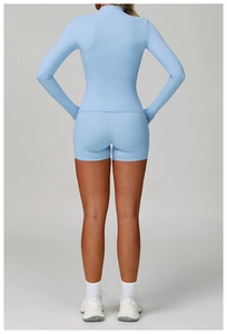 Vista posteriore del set da yoga celeste con top a maniche lunghe e pantaloncini da ciclista