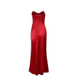 Dettaglio retro dell'abito in raso rosso con cerniera nascosta e silhouette a sirena sottile