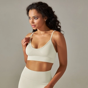 Dettaglio del set sportivo senza cuciture color panna con reggiseno e leggings a coste