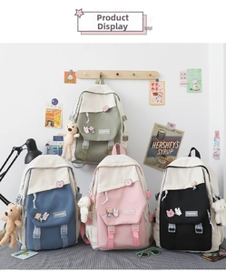 Detail von vier pastellfarbenen japanischen Rucksäcken mit Pins und Teddybär-Anhängern