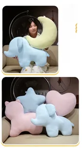 Détail des coussins peluche étoile et lune aux couleurs douces macaron pour décoration