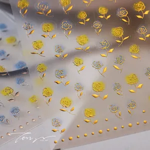 Détails d'autocollants pour ongles rose doré gaufré avec fond aquarelle jaune et bleu