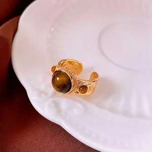 Anello aperto vintage dorato con grande pietra occhio di tigre e dettagli in metallo