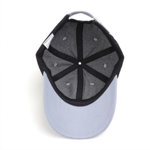 Détail de l'intérieur d'une casquette en coton avec coutures renforcées et boucle en métal