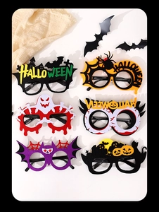Vue détaillée de 6 montures de lunettes en feutre pour Halloween avec chauves-souris et citrouilles