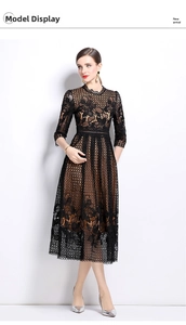 Détail de robe midi ajustée avec dentelle noire ajourée et motifs floraux