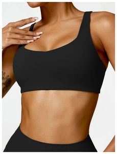 Gros plan du soutien-gorge de sport noir antichoc avec larges bretelles et tissu mat