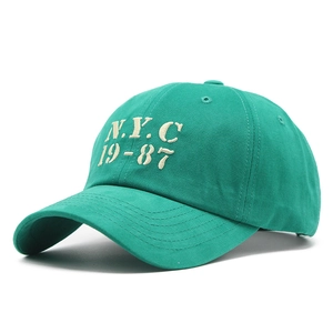 Détail de la broderie 3D NYC 19-87 sur une casquette de baseball en coton vert