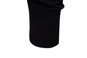 Vue détaillée des poignets en maille côtelée noire et texture fine de ce pull pour hommes