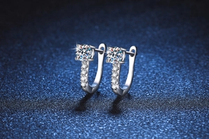 Vue macro de boucles d'oreilles en argent S925 en U avec une moissanite ronde de 1 carat