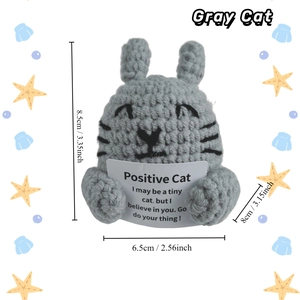 Detailansicht der handgefertigten grauen Häkelkatze mit Motivationskarte und Abmessungen