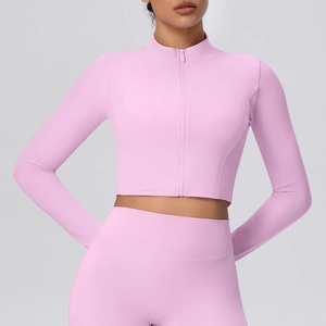 Eng anliegende rosa Yoga-Jacke mit Stehkragen, Reißverschluss und flachen Nähten