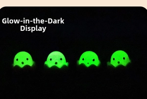 Display luminoso di quattro figurine di pulcini in resina verde al buio totale