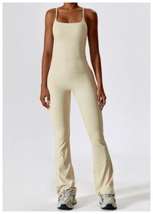 Detalle de conjunto de yoga crema con top de tirantes y leggings acampanados