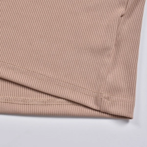 Dettaglio dell'orlo in maglia a costine color tortora con doppia cucitura precisa