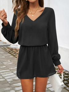 Détail d'un combishort noir à col en V avec manches lanternes et une taille ajustée