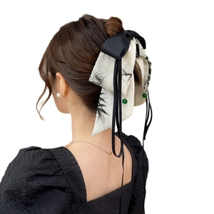 Pince à cheveux style chinois avec rubans noirs et perles vertes motif bambou