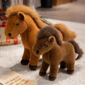 Süßes braunes Plüschpferd-Set auf weichem Teppich als warmes Geschenk für Kinder