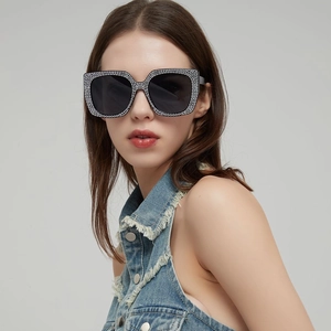 Fashionable women's square oversized sunglasses with sparkling crystal diamond frames