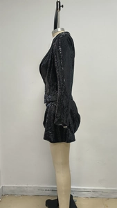 Vue latérale de l'ensemble blazer à paillettes noires avec short sur un mannequin blanc