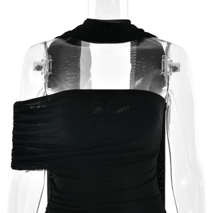 Détail du haut dos nu noir en tulle transparent avec fronces élégantes sur la manche
