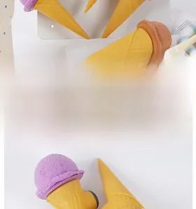 Makroaufnahme von realistischen PU-Eiswaffel-Kühlschrankmagneten mit Waffelstruktur