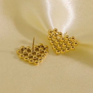 Orecchini a lobo minimalisti a cuore in oro 14K con perline su sfondo di seta