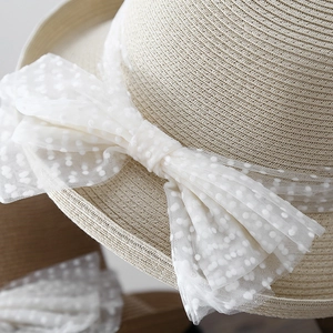 Chapeau de soleil en paille pour femme avec élégant nœud en dentelle à pois blanc