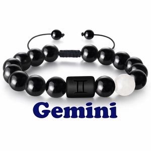 Détail du bracelet réglable Gémeaux en perles d'onyx noires avec le signe du zodiaque