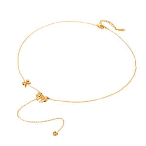 Dettaglio della collana placcata oro 18K con fiocchi e ciondolo a cuore su catena a Y