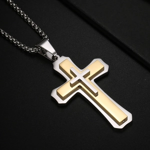 Détail du pendentif croix double couche en acier inoxydable argenté et doré