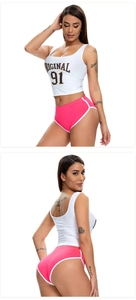 Detail der pinkfarbenen Sportshorts mit weißer Paspelierung und bedrucktem Tanktop
