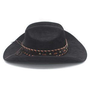 Detail eines schwarzen Wildleder-Cowboyhutes mit braunem Lederband und Metallnieten