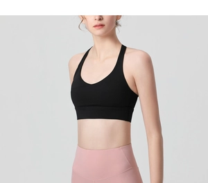 Gros plan d'un soutien-gorge de sport noir à maintien élevé avec dos nageur